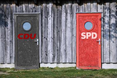 FOTOMONTAGE, Schwarze und rote T?r, Symbolfoto Gro?e Koalition *** PHOTOMONTAGE, Black and red door, Symbol photo Grand-stock-photo