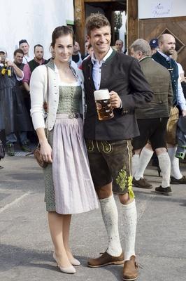 Thomas M?ller mit Ehefrau Lisa M?ller beim FC Bayern Wiesn Treff in K?fers Wiesn Sch?nke beim Oktobe-stock-foto