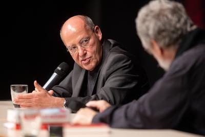 Gregor Gysi Gregor Gysi (Die Linke) erz?hlt und rezitiert im Congress Centrum Suhl aus Ein Leben ist zu wenig. Die Auto-stock-photo