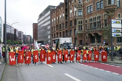 HAMBURG-Demonstration der Hafenarbeiter Mit Verd.i Fahnen Banner Transparenten mit der Aufschrift Wir sind der Hafen Hunderte fordern mehr Lohn und bessere Arbeitsbedingungen Die Demonstration f?hrte zu massiven Verkehrsbehinderungen in der Innenstadt Mehrere hundert Menschen nahmen an der Demonstration von Verdi f?r mehr Geld und bessere Arbeitsbedingungen f?r die Hafenarbeiter teil . Die Demonstration startete in der Hafencity, ging weiter ?ber den Bereich der Innenstadt zum Gewerkschaftshaus am Besenbinderhof.am 10.07.2024 HH Deutschland *** Hamburg Demonstration the Dockworkers with Verd I Flags Banner transparent with the Inscription We are the Port Hundreds demand more Wages and better Working conditions the Demonstration led to mas-stock-foto