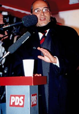 Gregor Gysi, deutscher Rechtsanwalt und Politiker, spricht auf einer Parteiveranstaltung der PDS, Deutschland um 1991.-stock-photo