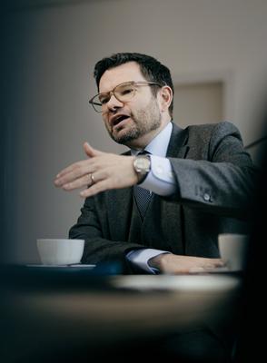 Marco Buschmann (FDP), Bundesminister der Justiz, aufgenommen im Rahmen eines Interview fue NBR in Berlin, 12.12.2023. B-stock-photo
