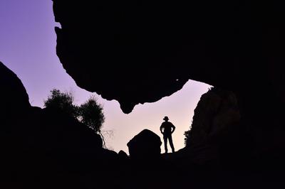 Wanderer am Abend in der Hoehle von Senino, Weltnaturerbe, Frankreich, Korsika, Golfe de Porto wanderer in cave of Senin-stock-photo