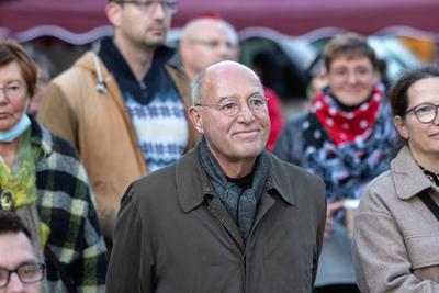 Kundgebung mit Gregor Gysi Gregor Gysi (Die Linke) verfolgt die Kundgebung Genug ist Genug! am Dianabrunnen. Suhl Th?ri-stock-photo