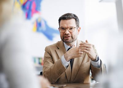 Marco Buschmann (FDP), Bundesminister der Justiz, augenommen im Rahemn eines Interview mit dem RND in Berlin, 19.08.2024-stock-photo