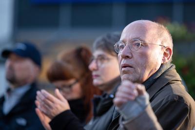 Kundgebung mit Gregor Gysi Gregor Gysi (Die Linke) verfolgt die Kundgebung Genug ist Genug! am Dianabrunnen. Suhl Th?ri-stock-photo