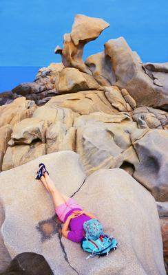 junge Frau macht eine Pause auf den Felsen an der Kueste von Campomoro, Frankreich, Korsika, Campomoro siesta on the foo-stock-photo
