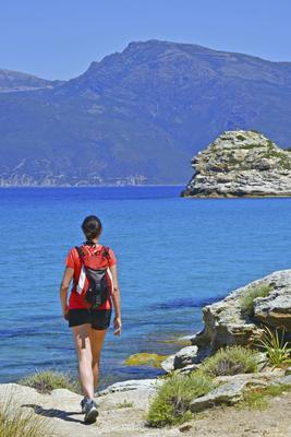 Wanderin auf dem Weg zwischen dem Strand von Lotu und der Stadt Saint Florent, Frankreich, Korsika hiker on the path bet-stock-foto