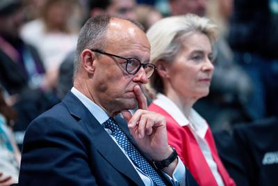36. Bundesparteitag der CDU Deutschland 2024 Friedrich Merz, Vorsitzender der CDU mit nachdenklichem Blick gemeinsam mit-stock-foto