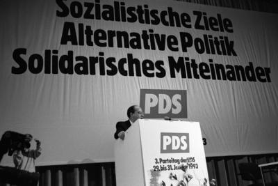 Bildnummer: 50113910  Datum: 29.01.1993  Copyright: imago/R?ttimannPolitiker Gregor Gysi (GER/PDS) bei einer Ansprache auf dem 3. Parteitag der PDS unter dem Motto: Sozialistische Ziele, Alternative Politik, Solidarisches Miteinander, Personen , Objekte; 1993, Berlin, Rednerpult, Podium, Schriftzug, Schriftz?ge, Transparent, Parteitage; , quer, KBsw, Totale, Parteien, Politik, Deutschland, Aktion, People; Aufnahmedatum gesch?tzt-stock-foto