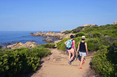 Wanderer auf dem Kuestenwanderweg bei Bruzzii, Frankreich, Korsika, Bonifacio, Pianottoli-Caldarello coast footpath of B-stock-foto