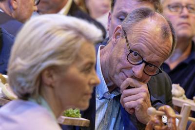 Dr. Ursula von der Leyen im Blick von Friedrich Merz . Friedrich Merz , CDU-Vorsitzender , und Kommissionspr?sidentin Dr-stock-photo