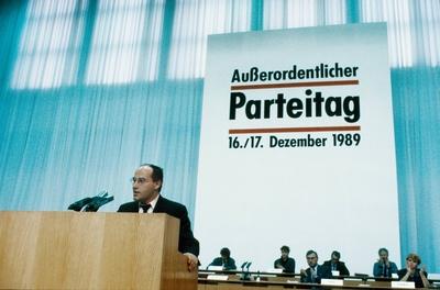 Bildnummer: 56730489  Datum: 18.12.1989  Copyright: imago/teutopressGregor Gysi (Politiker/Jurist) 12/89 rag Mann Politik Partei PDS SED Parteivorsitz DDR Politiker Anwalt Rechtsanwalt Parteivorsitzender Jurist dunkelhaarig kurzhaarig Halbglatze Brille seri?s Jackett Hemd Krawatte sitzend Saal Totale vor Parteischild Stehpult Pult Rede redend sprechend Parteipr?sidium Au?erordentlicher Parteitag der SED am 16./17.12.1989 in Berlin People xdp x0x 1989 quer 56730489 Date 18 12 1989 Copyright Imago teutopress Gregor Gysi Politicians Lawyer 12 89 RAG Man politics Party PDS SED Party chair GDR Politicians Lawyer Lawyer Party chairman Lawyer dark haired short Halbglatze Glasses seriously Jacket Shirt Tie seated Room long shot before  Desk Console Speech speaking Spoken Party Bureau extraordinary Party the SED at 16 17 12 1989 in Berlin Celebrities XDP x0x 1989 horizontal-stock-photo