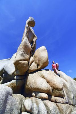 junge Wanderin macht Pause an charakteristischen Kuestenfelsen bei Campomoro, Frankreich, Korsika, Campomoro Young hiker-stock-foto