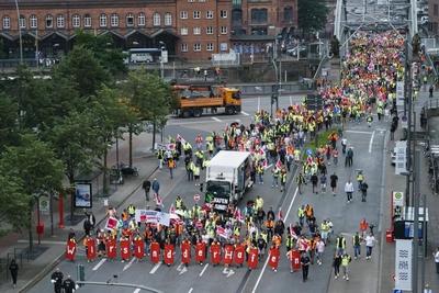 HAMBURG-Demonstration der Hafenarbeiter Mit Verd.i Fahnen Banner Transparenten mit der Aufschrift Wir sind der Hafen Hunderte fordern mehr Lohn und bessere Arbeitsbedingungen Die Demonstration f?hrte zu massiven Verkehrsbehinderungen in der Innenstadt Mehrere hundert Menschen nahmen an der Demonstration von Verdi f?r mehr Geld und bessere Arbeitsbedingungen f?r die Hafenarbeiter teil . Die Demonstration startete in der Hafencity, ging weiter ?ber den Bereich der Innenstadt zum Gewerkschaftshaus am Besenbinderhof.am 10.07.2024 HH Deutschland *** Hamburg Demonstration the Dockworkers with Verd I Flags Banner transparent with the Inscription We are the Port Hundreds demand more Wages and better Working conditions the Demonstration led to mas-stock-foto
