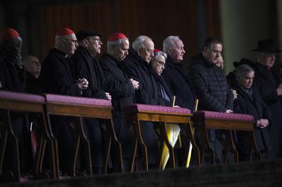 ITALY - ROSARY PRAYER FOR THE HEALTH OF POPE FRANCIS AT ST PETER'S SQUARE IN THE VATICAN - 2025/2/24-stock-foto