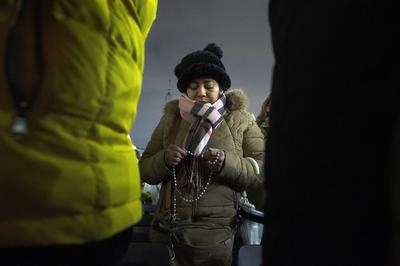 ITALY - ROSARY PRAYER FOR THE HEALTH OF POPE FRANCIS AT ST PETER'S SQUARE IN THE VATICAN - 2025/2/24-stock-foto