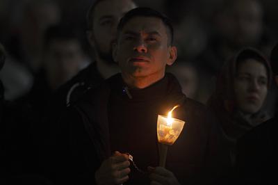 ITALY - ROSARY PRAYER FOR THE HEALTH OF POPE FRANCIS AT ST PETER'S SQUARE IN THE VATICAN - 2025/2/24-stock-foto