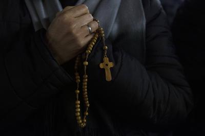 ITALY - ROSARY PRAYER FOR THE HEALTH OF POPE FRANCIS AT ST PETER'S SQUARE IN THE VATICAN - 2025/2/24-stock-foto