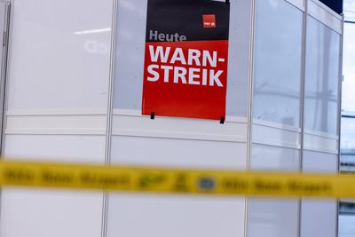 Ganzt?giger ver.di Warnstreik im Flughafen K?ln Bonn 24.02.2025-stock-foto