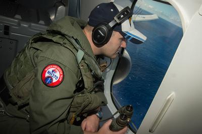 INDIAN OCEAN (April 10, 2014) Naval Aircrewman (Operator) 2nd Class Karl Shinn, assigned to Patrol Squadron (VP) 16, sea-stock-foto