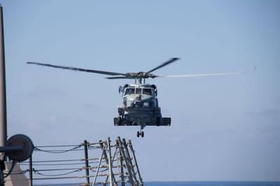 GULF OF THAILAND (March 9, 2014) A U.S. Navy MH-60R Sea Hawk helicopter from the Arleigh Burke-class destroyer USS Pinck-stock-foto