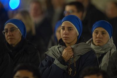 ITALY - ROSARY PRAYER FOR THE HEALTH OF POPE FRANCIS AT ST PETER'S SQUARE IN THE VATICAN - 2025/2/24-stock-foto