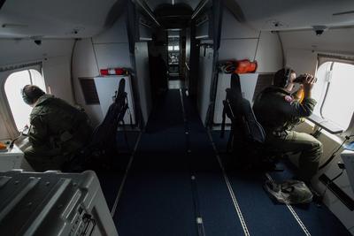 INDIAN OCEAN (April 8, 2014) Chief Naval Aircrewman (Operator) Samuel Judd, left, and Naval Aircrewman (Operator) 2nd Cl-stock-foto