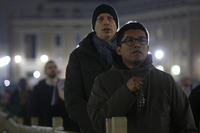 ITALY - ROSARY PRAYER FOR THE HEALTH OF POPE FRANCIS AT ST PETER'S SQUARE IN THE VATICAN - 2025/2/24-stock-foto