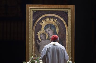 ITALY - ROSARY PRAYER FOR THE HEALTH OF POPE FRANCIS AT ST PETER'S SQUARE IN THE VATICAN - 2025/2/24-stock-foto
