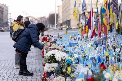 Ceremony remebering 3 years of war-stock-foto