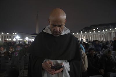 ITALY - ROSARY PRAYER FOR THE HEALTH OF POPE FRANCIS AT ST PETER'S SQUARE IN THE VATICAN - 2025/2/24-stock-foto