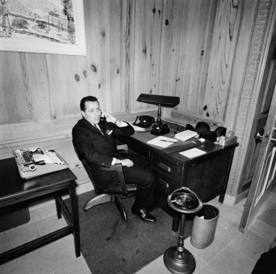 Special Agent Clint Hill in Map Room. White House Secret Service agent, Clint Hill, sits at his desk in the Map Room of-stock-foto