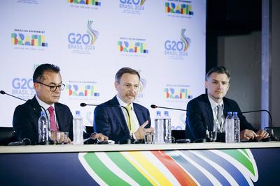 Christian Lindner (FDP), Bundesminister der Finanzen, und Joachim Nagel, Praesident der Deutschen Bundesbank geben eine-stock-foto