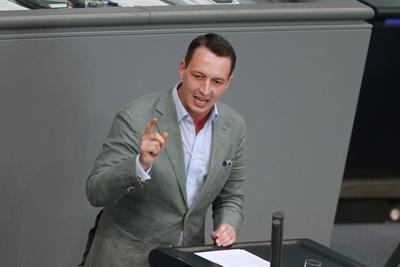 Berlin, Deutschland, 07.09.2023: Haushaltswoche im Bundestag; der fraktionslose Abgeordnete Matthias Helferich bei der D-stock-foto