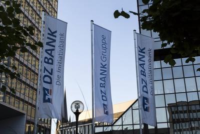 Fahnen der DZ Bank am Cityhaus in Frankfurt am Main *** Flags of the DZ Bank at the Cityhaus in Frankfurt am Main-stock-foto