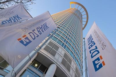Die Zentrale der DZ Bank in Frankfurt am Main-stock-foto