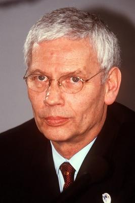 Bildnummer: 50351258  Datum: 13.03.1999  Copyright: imago/Sven SimonEU-Kommissar Hans van den Broek (NED/Katholische Volkspartei) w?hrend der EU-Au?enministerkonferenz in Eltville, Personen; 1999, Eltville, Politiker, Kommissare, Europapolitiker; , hoch, Kbdia, Portr?t, Internationale Politik, Politik, Deutschland, Randbild, People, Europa / Br?k, Europa Au?enministerBildnummer 50351258 Date 13 03 1999 Copyright Imago Sven Simon EU Commissioner Hans van the Broek NED Catholic Peopleu0026#39;s Party during the EU Foreign Ministers Conference in Eltville People 1999 Eltville Politicians Commissioners European politicians vertical Kbdia Portrait International politics politics Germany Edge image Celebrities Europe Br?k Europe Foreign Minister-stock-photo