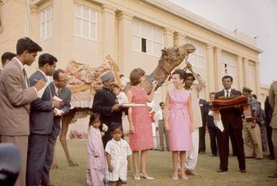 First Lady Jacqueline Kennedy s (JBK) trip to India and Pakistan: Karachi, Sindh, Pakistan, camel ride and visit with ca-stock-foto