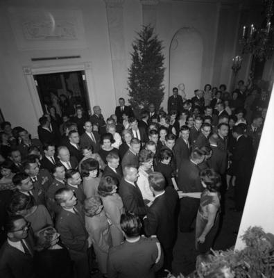 White House Staff Christmas Party in the East Room, 6:30PM. President John F. Kennedy and First Lady Jacqueline Kennedy-stock-foto