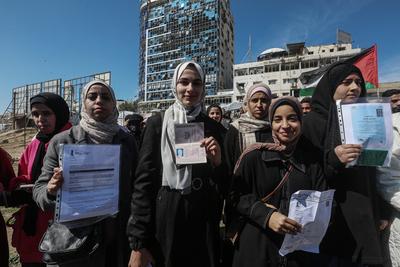 Palestinian students take part in a protest to demand the opening of the crossing to exit and study at universities-stock-foto
