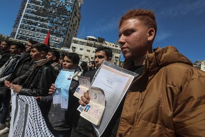 Palestinian students take part in a protest to demand the opening of the crossing to exit and study at universities-stock-foto