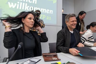 Annalena Baerbock und Robert Habeck nach der ersten Fraktionssitzung nach der Bundestagswahl. Mit Schwun g und guter Laune in die Opposition.-stock-foto