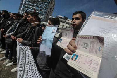 Palestinian students take part in a protest to demand the opening of the crossing to exit and study at universities-stock-foto