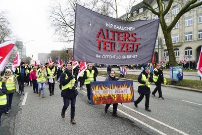 Arbeitnehmer gegen auf die Strasse und Streiken vor dem Gerkschaftshaus am Besenbinderhof mit ver.di Fahnen und fordern auf einem Transparent die Alters Teilzeit . Warnstreik im oeffentlichen Dienst am 25.02.2025 in Hamburg Hamburg Deutschland *** Workers against on the street and strike in front of the Gerkschaftshaus at Besenbinderhof with ver di flags and demand on a banner the age part-time warning strike in the public service on 25 02 2025 in Hamburg Hamburg Germany-stock-foto
