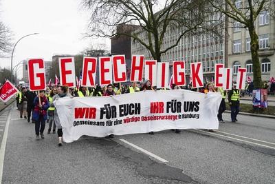 Arbeitnehmer gegen auf die Strasse und Streiken vor dem Gerkschaftshaus am Besenbinderhof mit ver.di Fahnen und fordern in grossen Buchstaben Gerechtigkeit und einem Banner Transparent mit der Aufschrift Wir fuer euch Ihr fuer uns. Warnstreik im oeffentlichen Dienst am 25.02.2025 in Hamburg Hamburg Deutschland *** Workers against on the street and strike in front of the Gerkschaftshaus at Besenbinderhof with ver di flags and demand justice in big letters and a banner banner with the inscription Wir fuer euch Ihr fuer uns Warnstreik im oeffentlichen Dienst on 25 02 2025 in Hamburg Hamburg Germany-stock-foto
