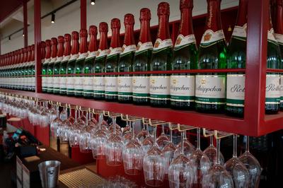 Wirtschaft Tourismus Weinbau Entertaiment Bar 08.08.2023 Freyburg / Unstrut Sachsen Anhalt Rotk?ppchen - Mumm Sektkeller-stock-foto