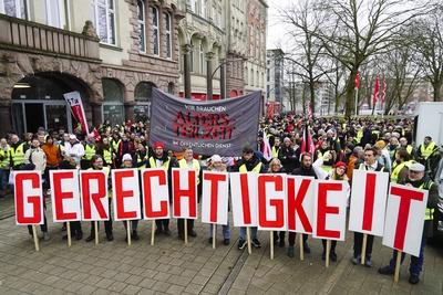 Arbeitnehmer gegen auf die Strasse und Streiken vor dem Gerkschaftshaus am Besenbinderhof mit ver.di Fahnen und fordern in grossen Buchstaben Gerechtigkeit und Alters Teilzeit Warnstreik im oeffentlichen Dienst am 25.02.2025 in Hamburg Hamburg Deutschland *** Workers against on the street and strike in front of the Gerkschaftshaus at Besenbinderhof with ver di flags and demand in big letters justice and age part-time warning strike in public service on 25 02 2025 in Hamburg Hamburg Germany-stock-foto