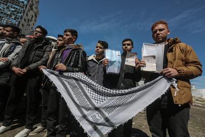 Palestinian students take part in a protest to demand the opening of the crossing to exit and study at universities-stock-foto