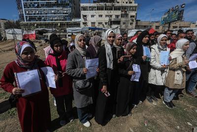 Palestinian students take part in a protest to demand the opening of the crossing to exit and study at universities-stock-foto